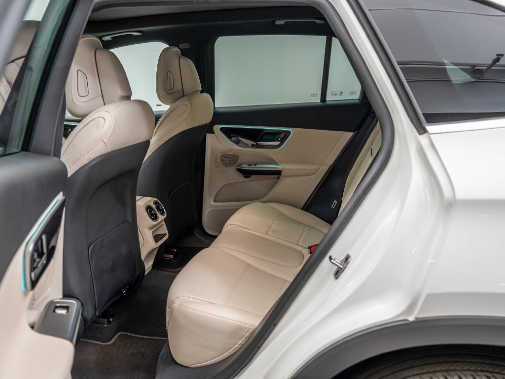 Used 2026 Polar White Mercedes-Benz GLC 300 image 45