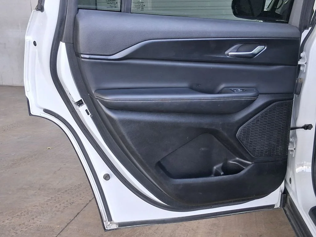 Used 2024 White Jeep Altitude image 19