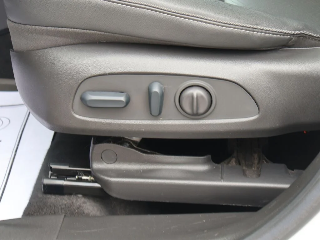 Used 2023 White Buick Essence image 24