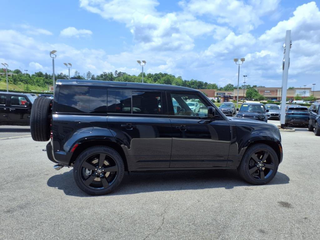 2025 Land Rover Defender X-Dynamic SE - Photo 17