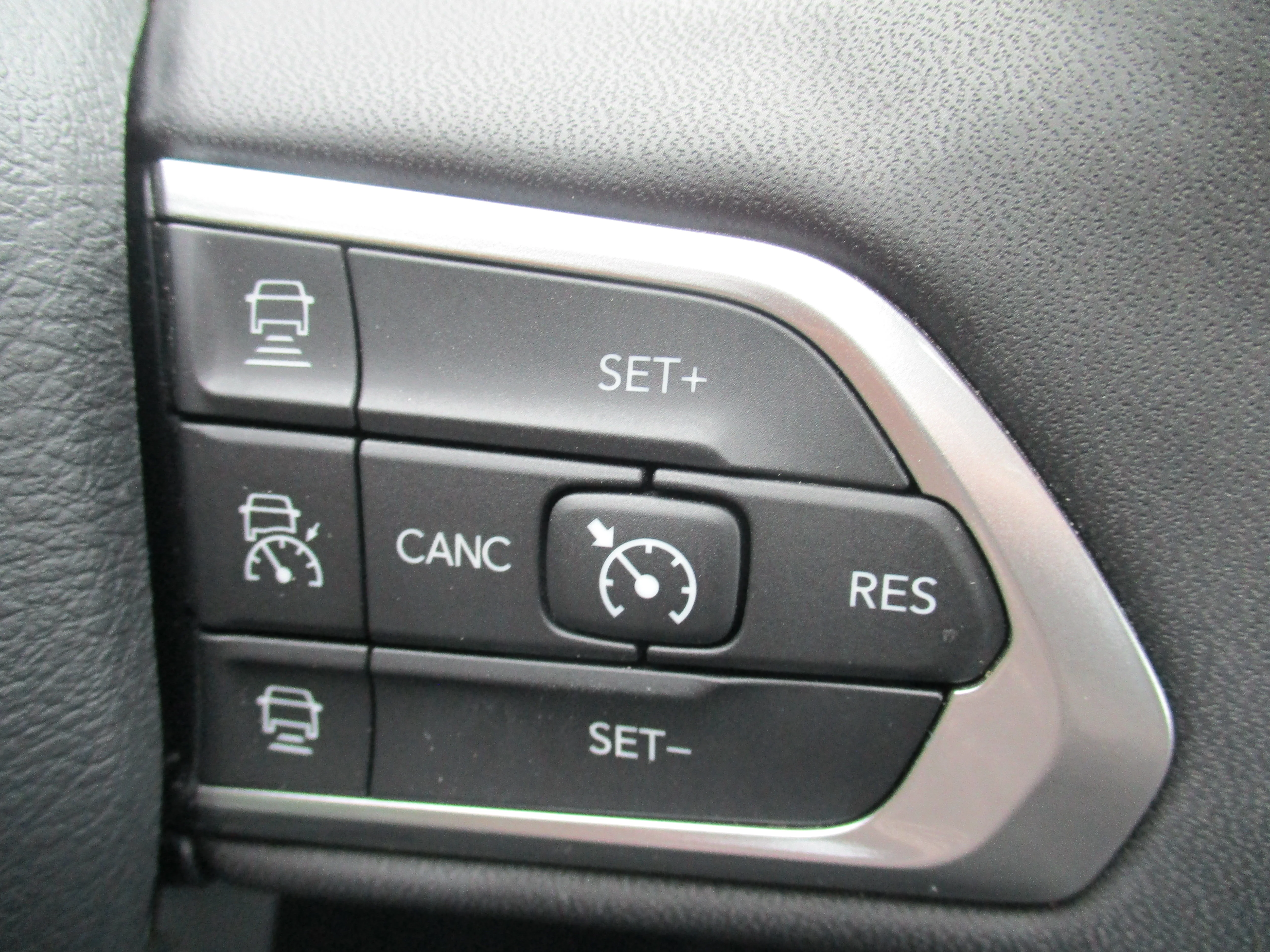 Used 2023 Granite Crystal Metallic Clearcoat Jeep Limited image 9