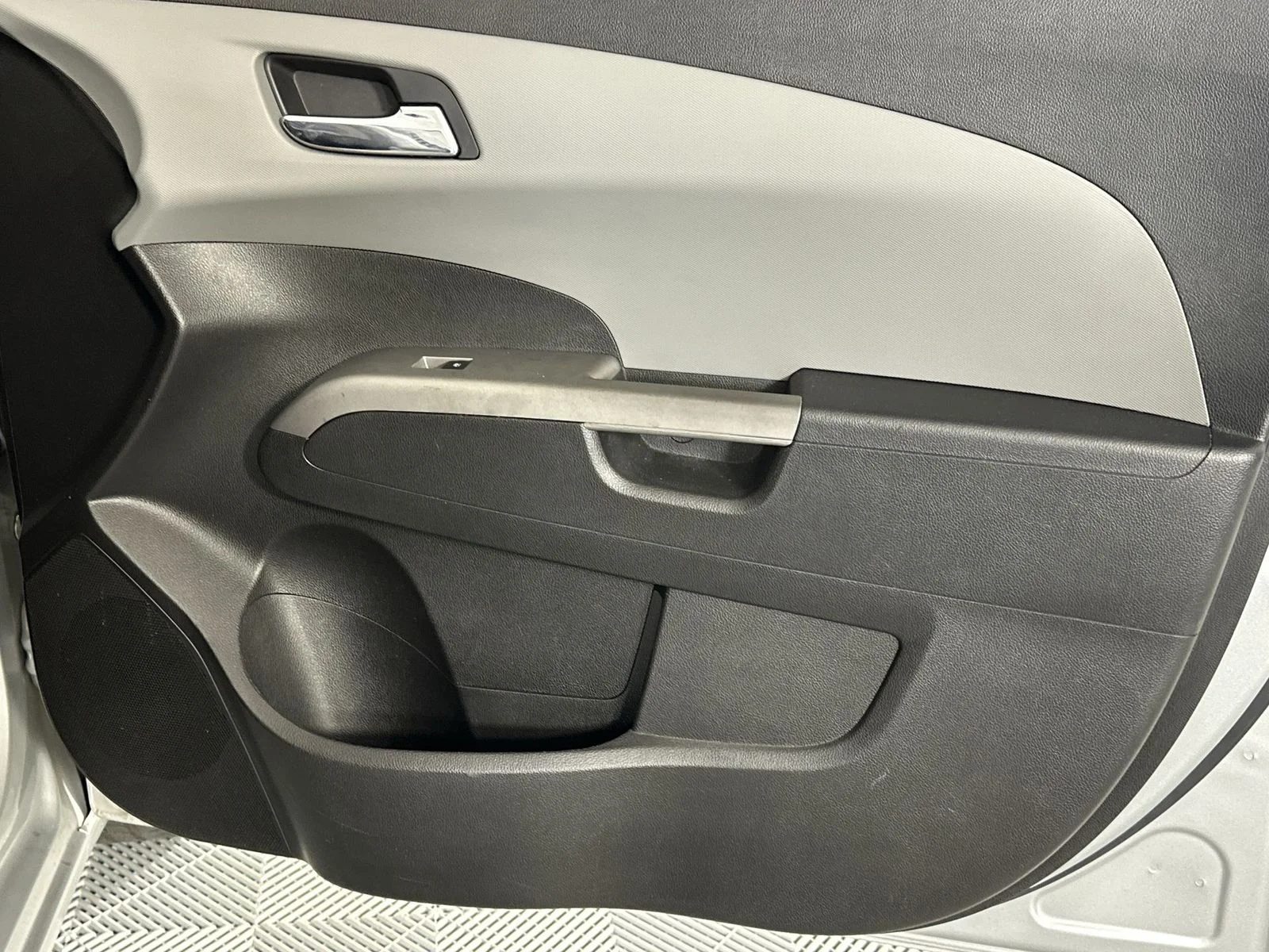 Used 2019 Silver Chevrolet Premier image 31