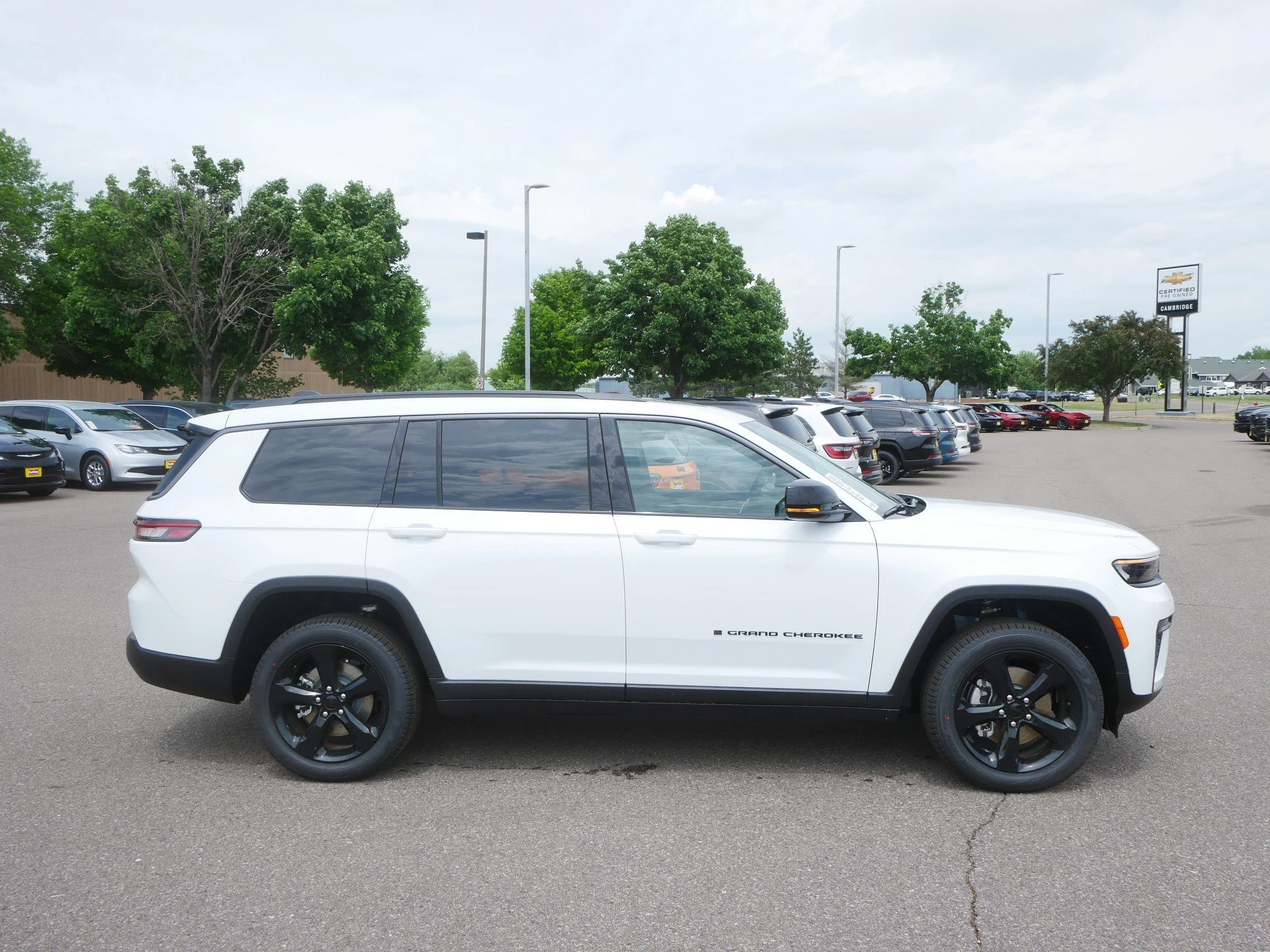 New 2026 Bright White Clear-Coat Exterior Paint Jeep Limited image 2