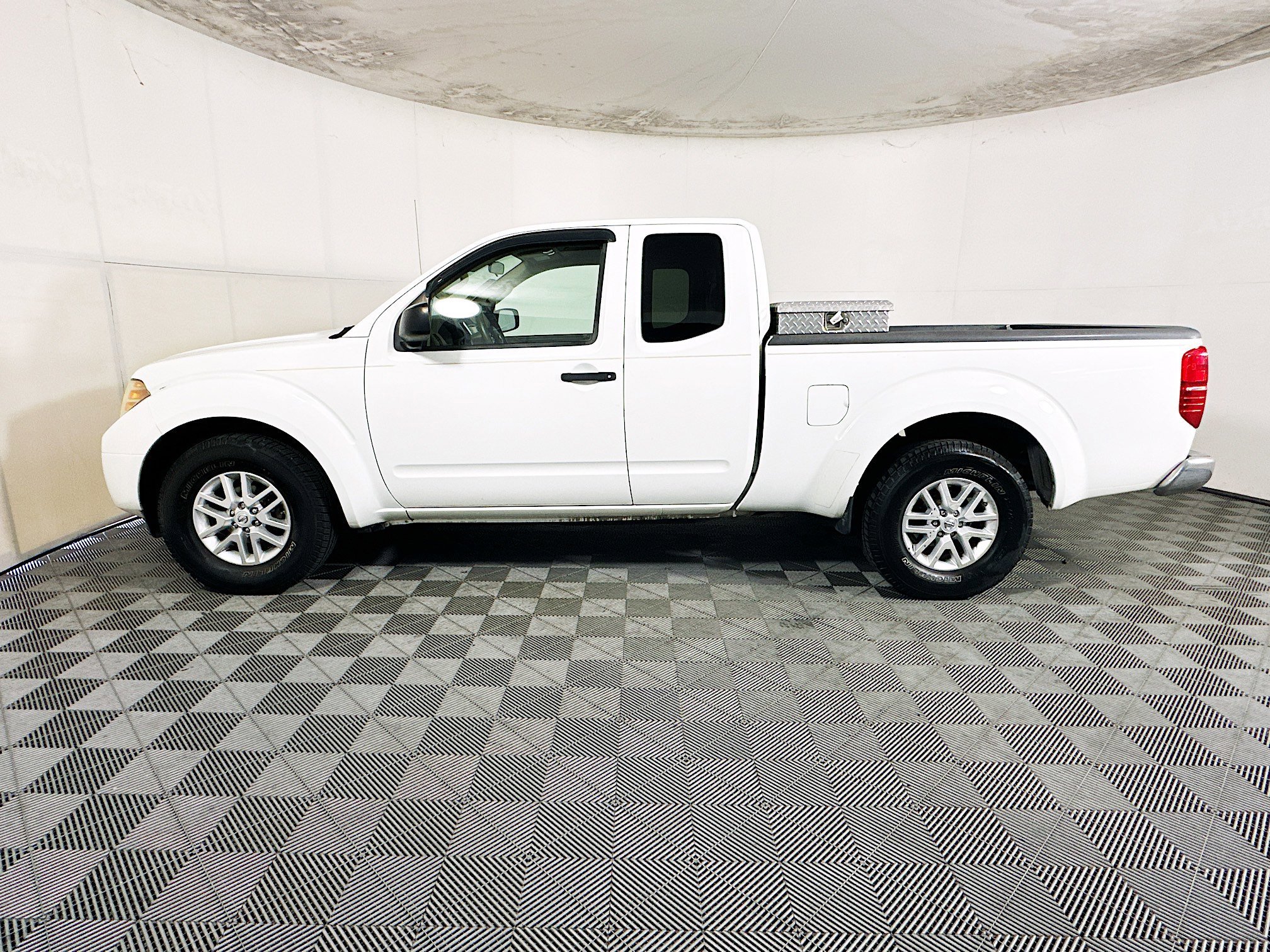 Used 2014 Glacier White Nissan SV image 6