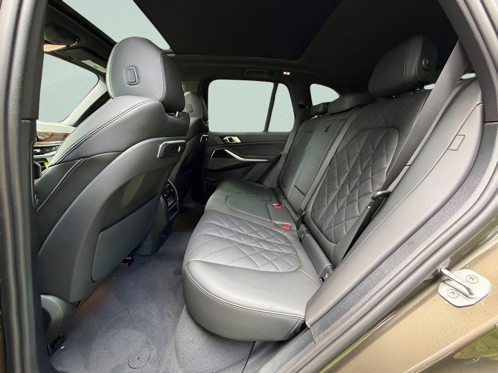 New 2026 Manhattan Green Metallic BMW xDrive40i image 21