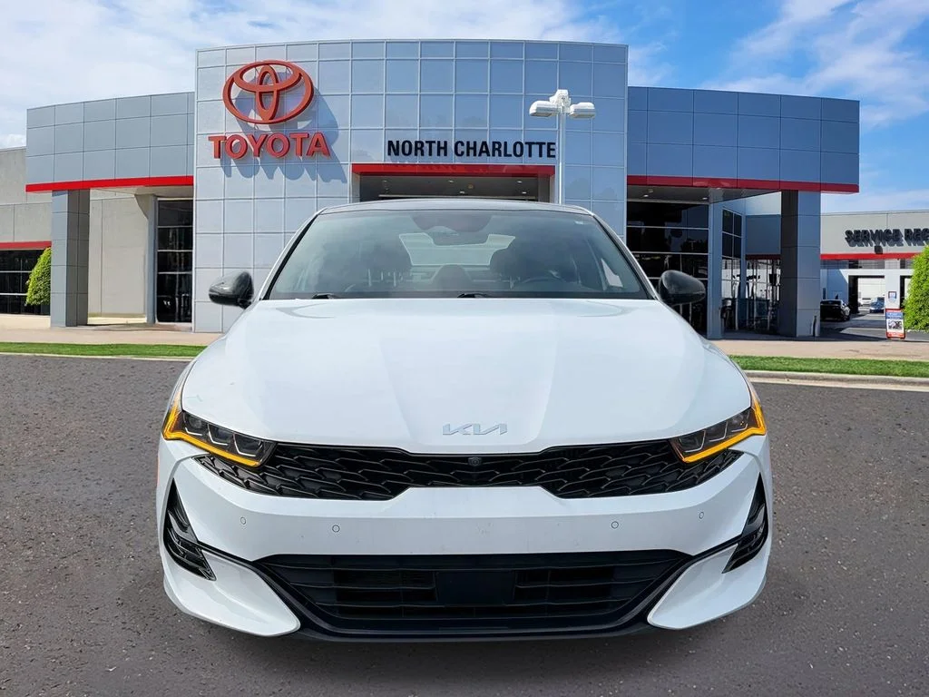 Used 2023 White Kia GT image 3