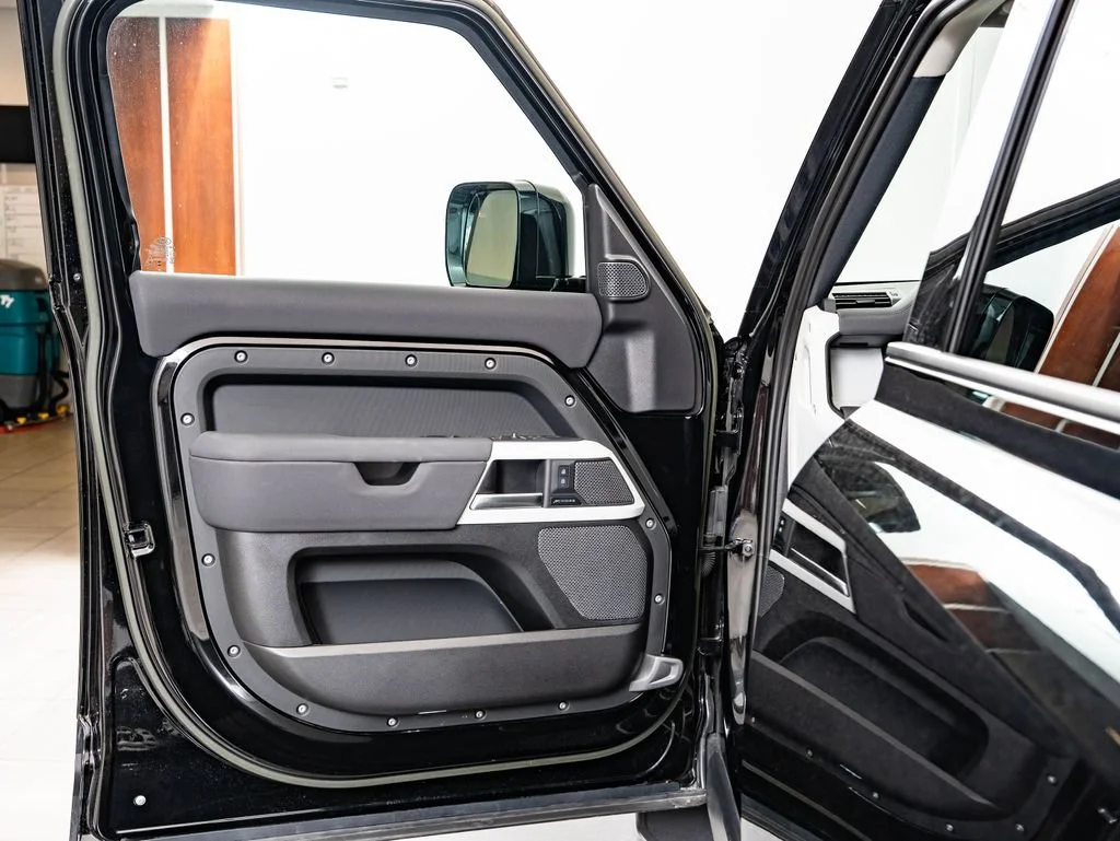 Used 2023 Black Land Rover S image 25
