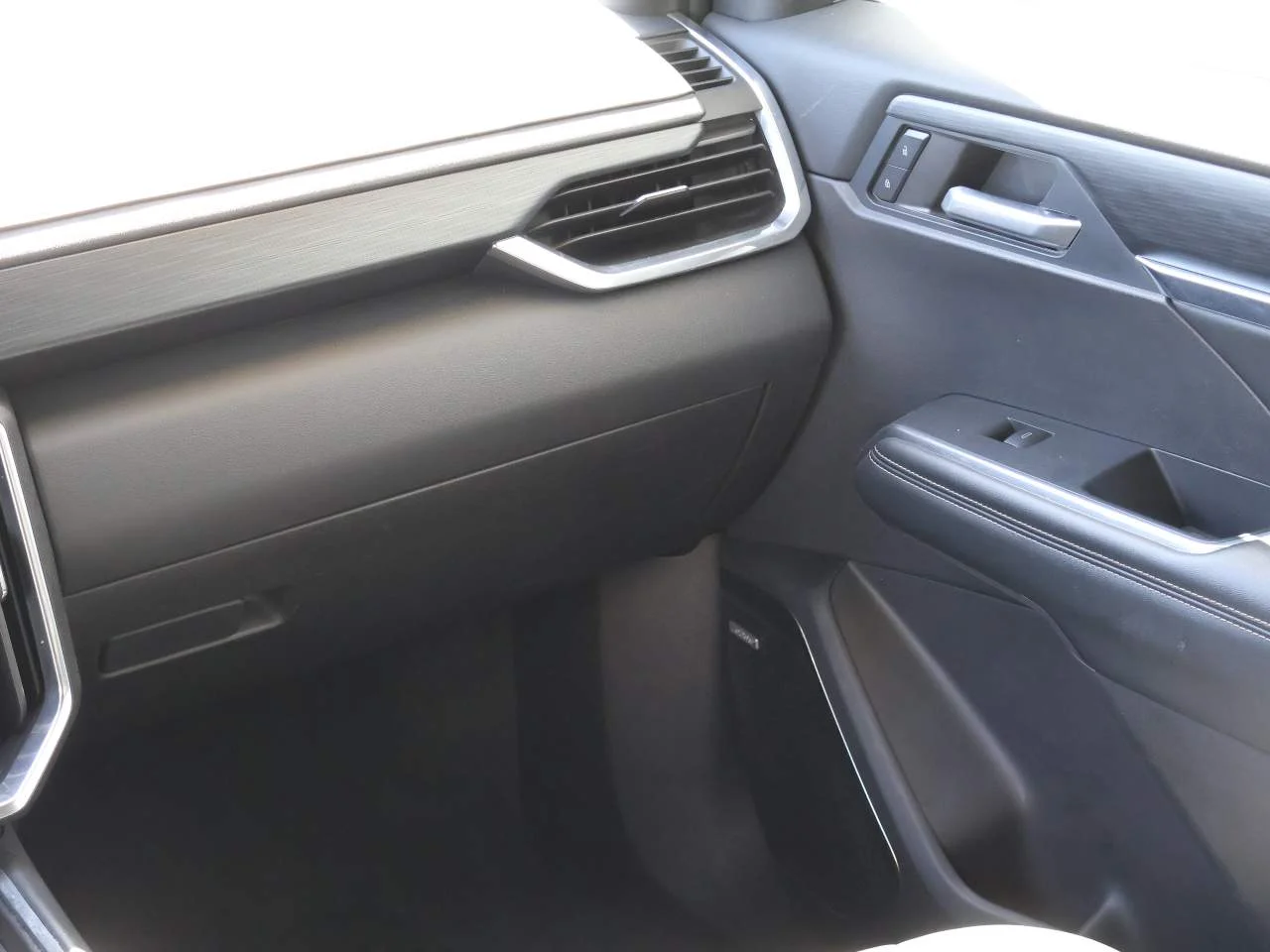 Used 2024 White Frost Tricoat GMC Elevation image 17