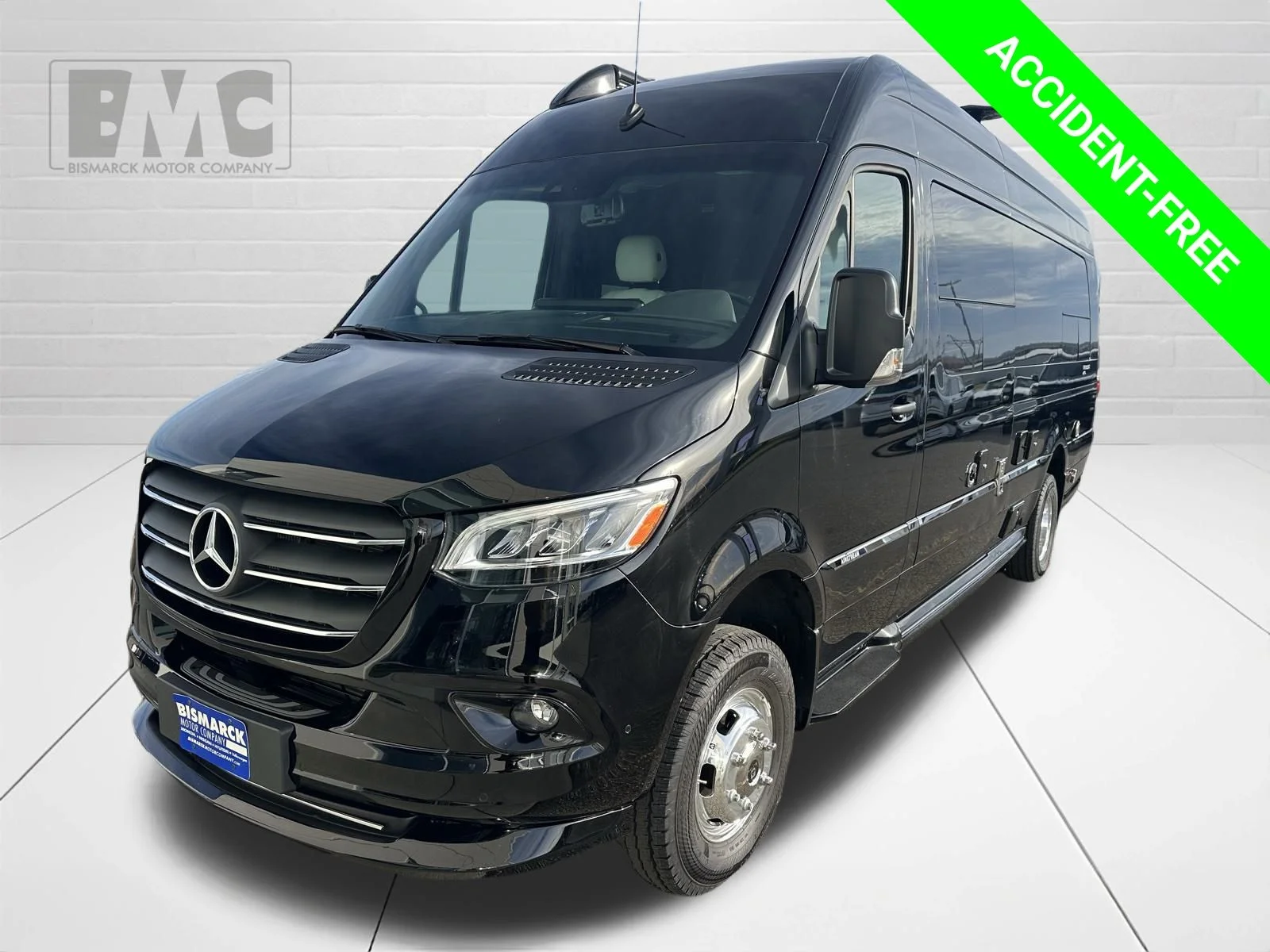 Used 2022  Mercedes-Benz 24GL 4X4 image 1
