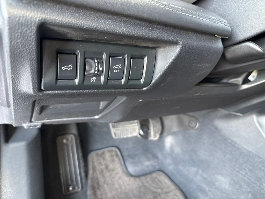 Used 2020 Ice Silver Metallic Subaru Limited image 29