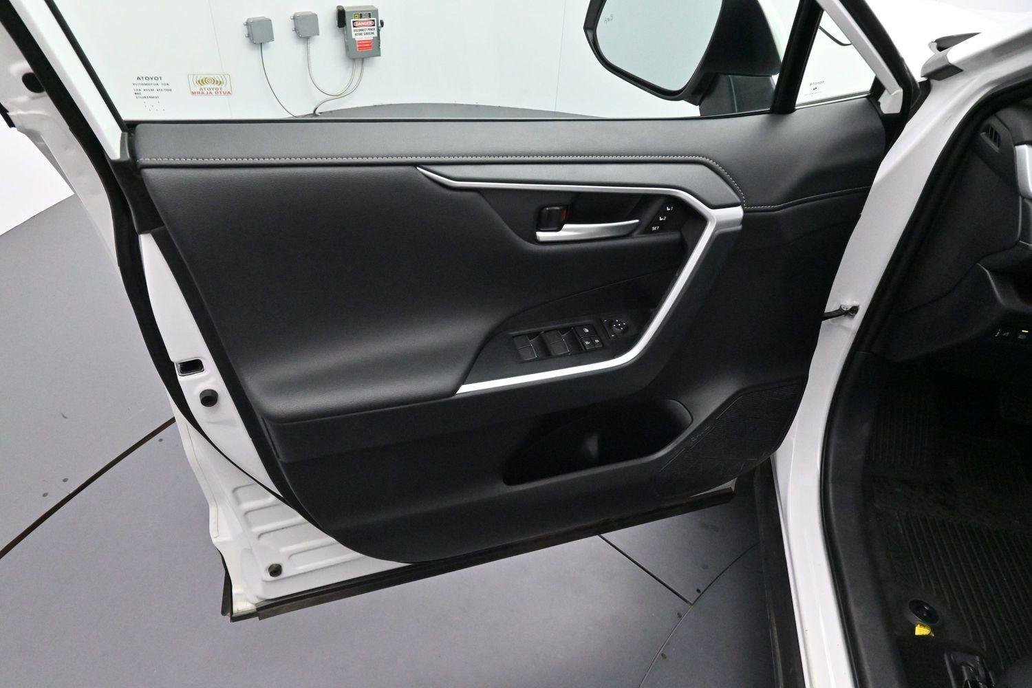 Used 2025 Wind Chill Pearl Toyota Limited image 9