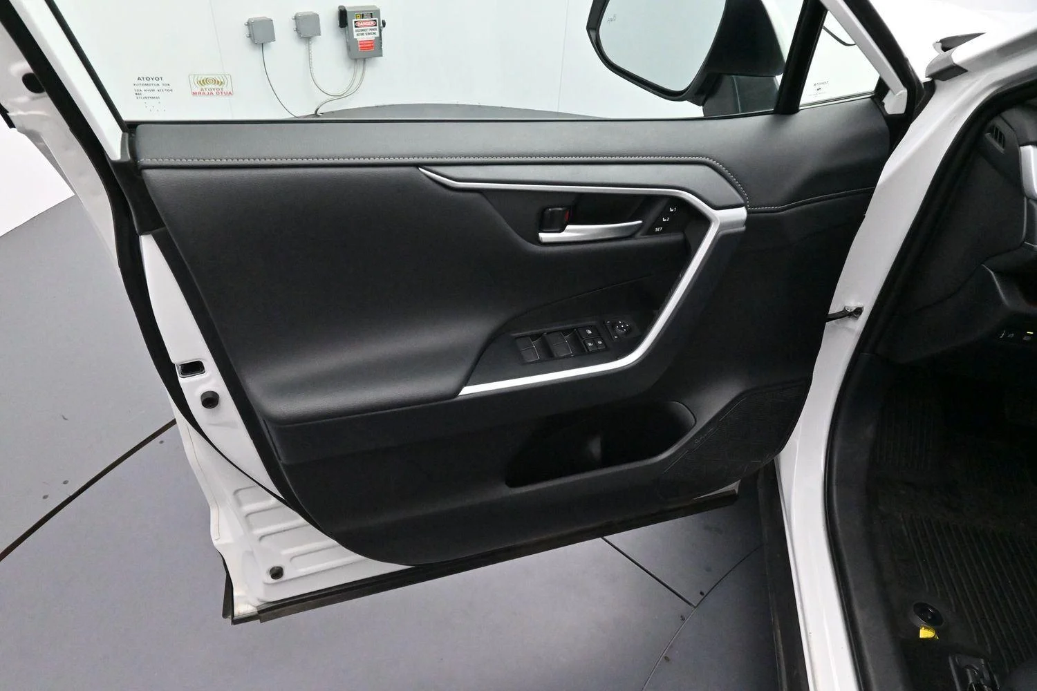 Used 2025 Wind Chill Pearl Toyota Limited image 9