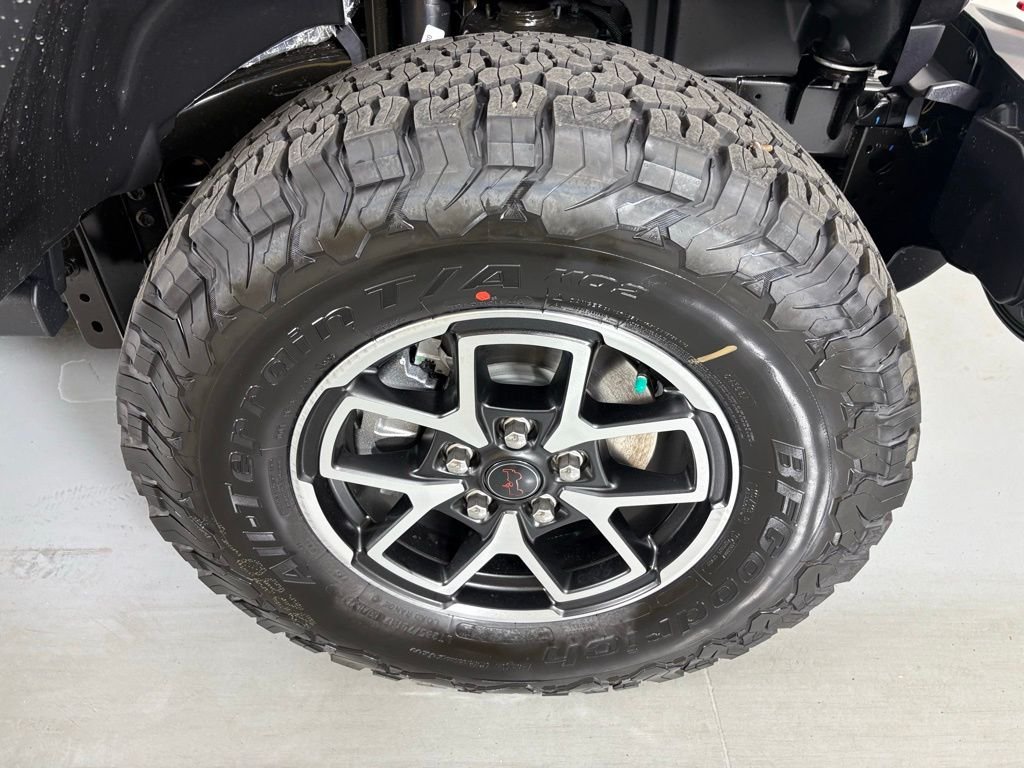 New 2026 Granite Crystal Metallic Clear-Coat Exterior Paint Jeep Rubicon image 11