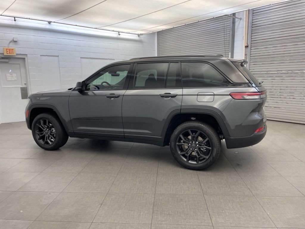 New 2025 Baltic Gray Metallic Clear-Coat Exterior Paint Jeep Limited image 6