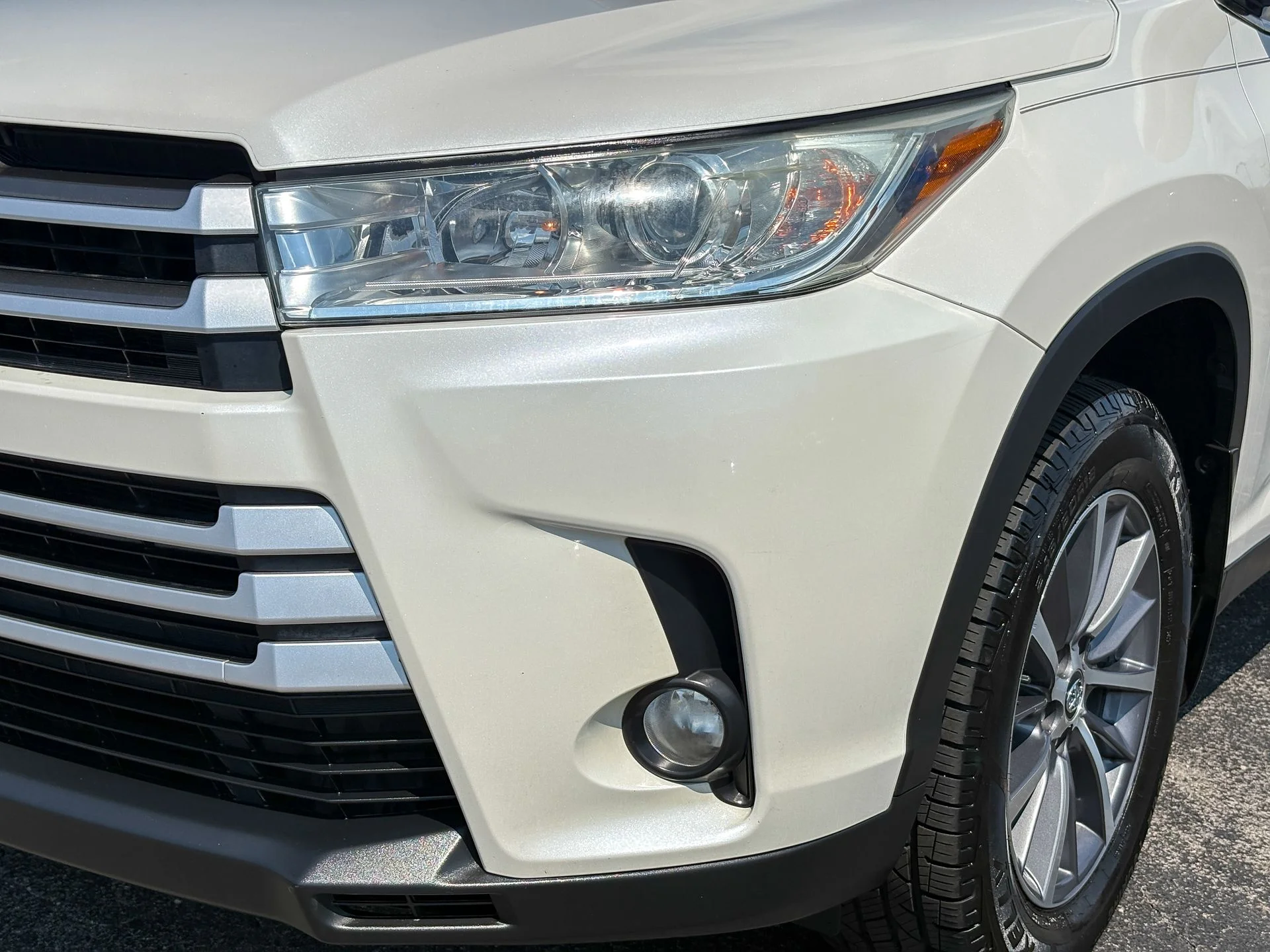Used 2019 White Toyota XLE image 6