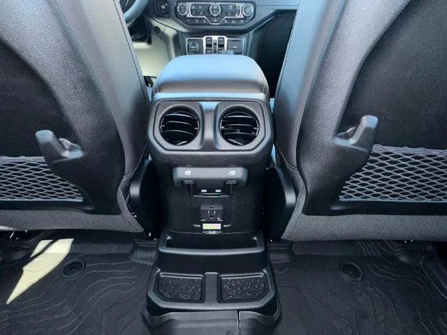 2025 Jeep Wrangler 4-Door Sahara - Photo 34