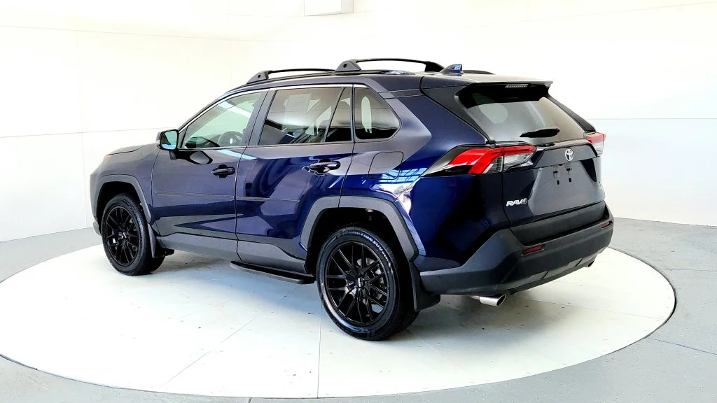 Used 2025 Blue Toyota XLE Premium image 4