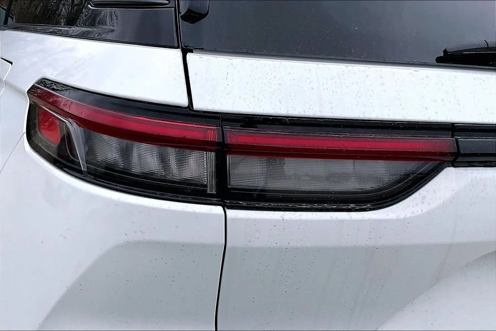 New 2026 Bright White Clear-Coat Exterior Paint Jeep Limited image 14