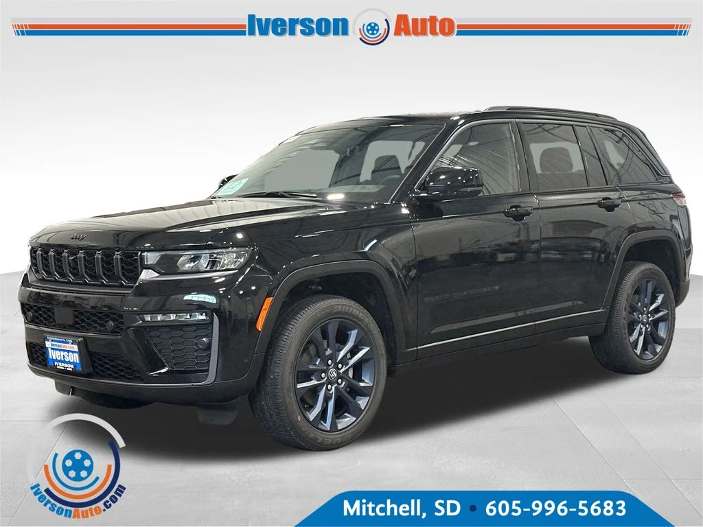 New 2026 Diamond Black Crystal Pearl-Coat Exterior Paint Jeep Limited image 3