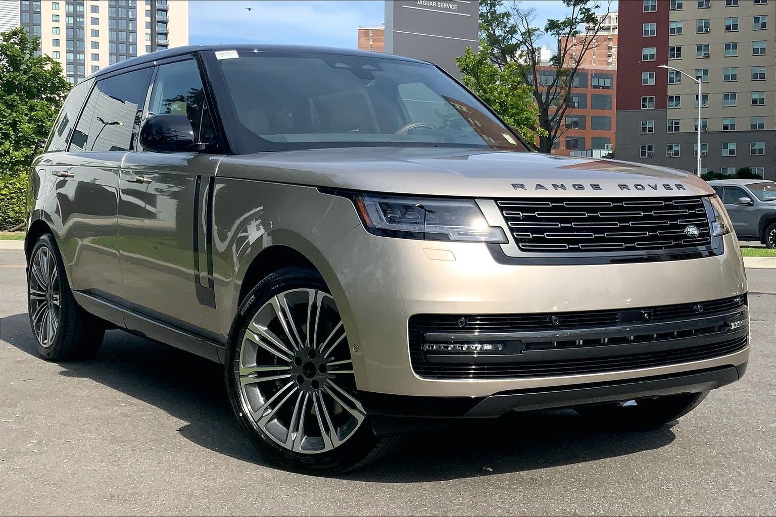 New 2026 Batumi Gold LAND ROVER SE LWB 7-Seats / V8 image 2