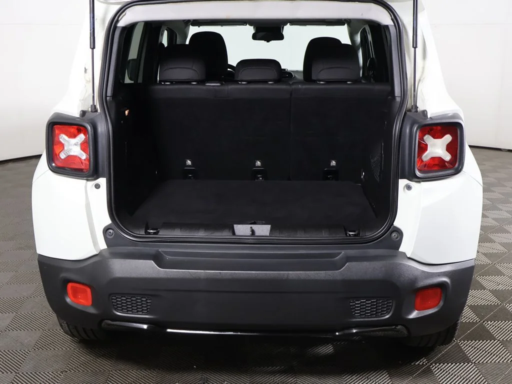 Used 2018 White Jeep Latitude image 12