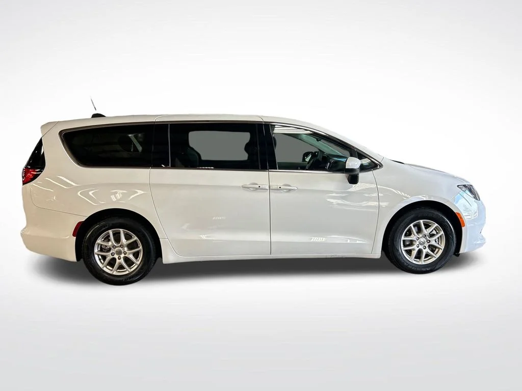 Used 2023 White Chrysler LX image 7