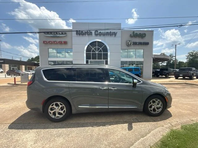 2023 Chrysler Pacifica Limited's photo