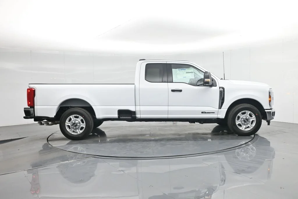 New 2026 Oxford White Ford XLT image 29