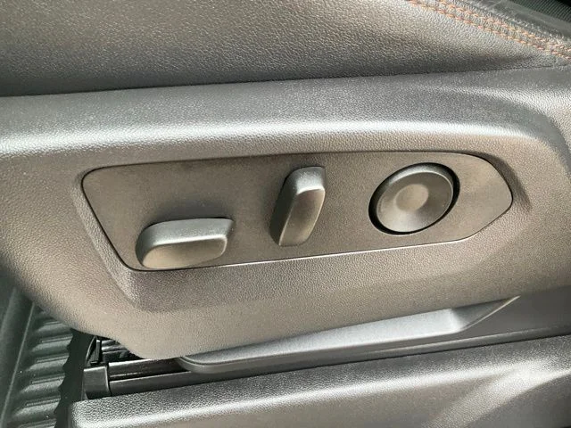 Used 2025 White GMC AT4 image 25
