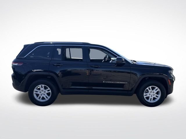 Used 2023 Diamond Black Jeep Laredo image 9