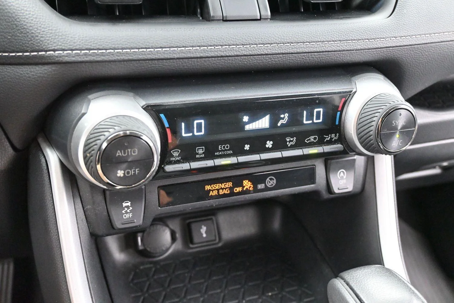 Used 2022 White Toyota XLE image 22