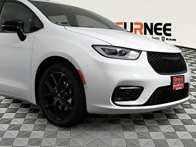 New 2026 Bright White Clear-Coat Exterior Paint Chrysler Select image 24