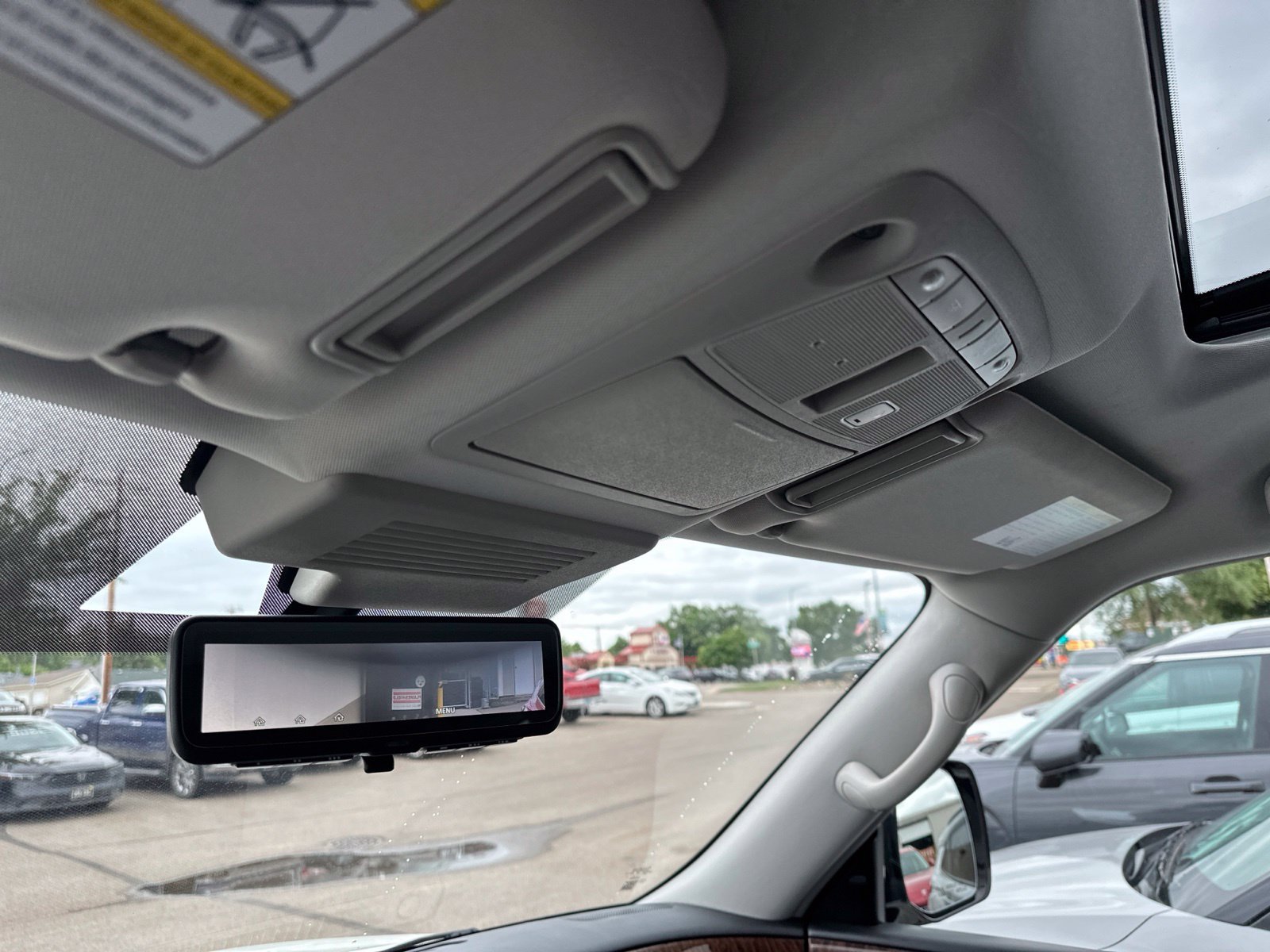 Used 2020 White Nissan Platinum image 81