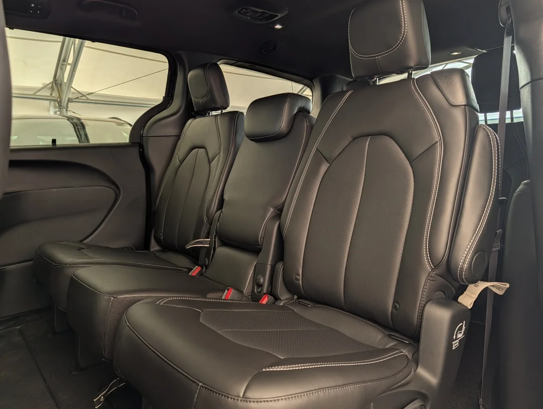 New 2027 Black Chrysler Select - - FWD - Stow n Go Seating - Adaptive Cruise - Apple CarPlay & More! image 26