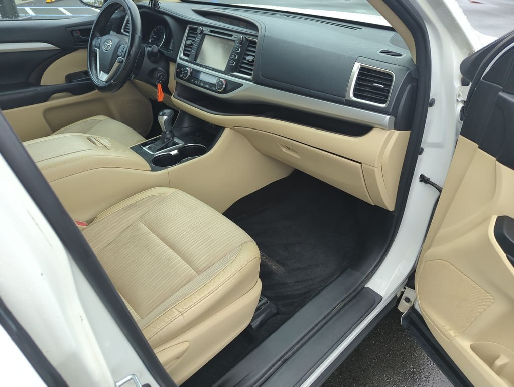 Used 2017 White Toyota LE Plus image 35