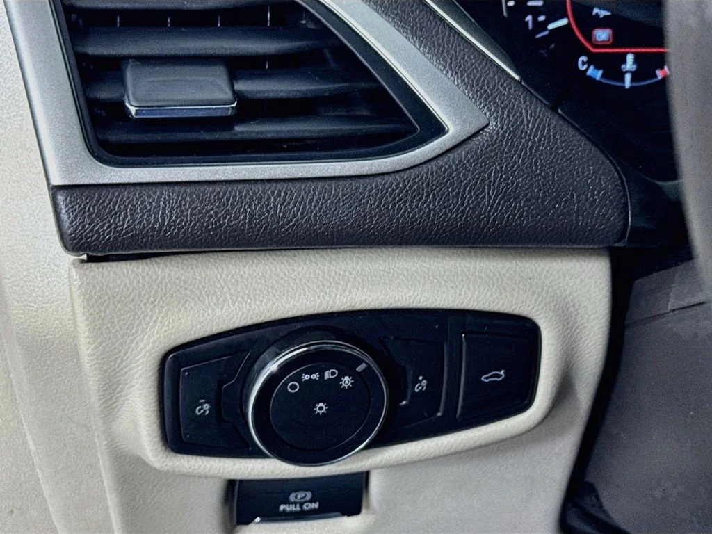 Used 2019 Pearl Metallic Lincoln Reserve image 11