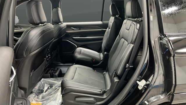 New 2026 Diamond Black Crystal Pearlcoat Jeep Limited Reserve image 23