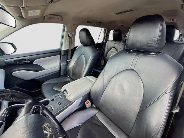 Used 2020 White Toyota LE image 20