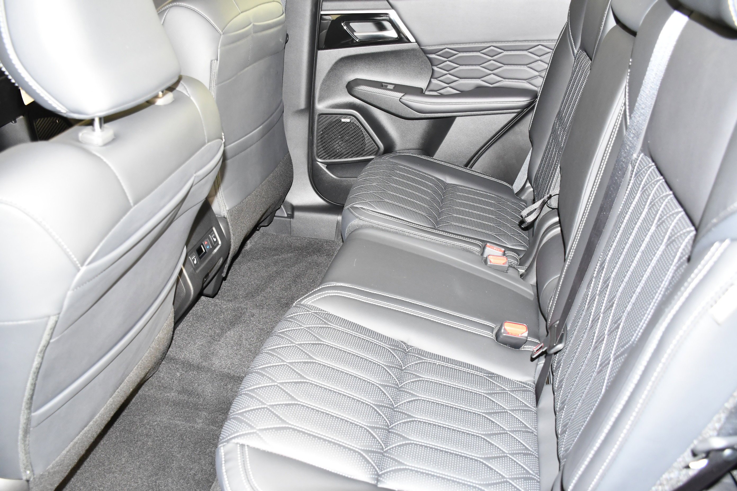 New 2026 Alloy Silver Metallic Mitsubishi SEL image 15