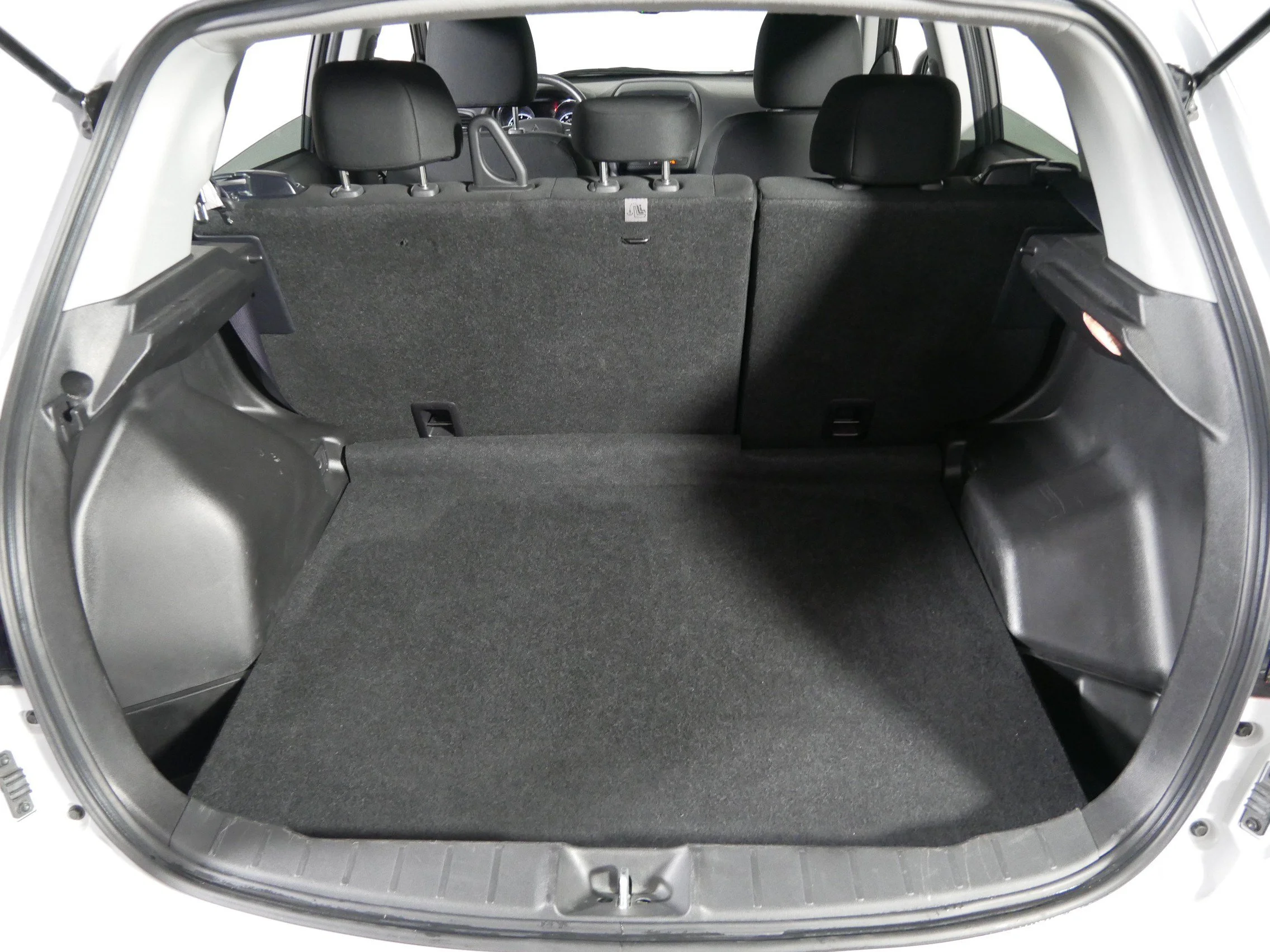 Used 2025 White Diamond Mitsubishi ES image 18