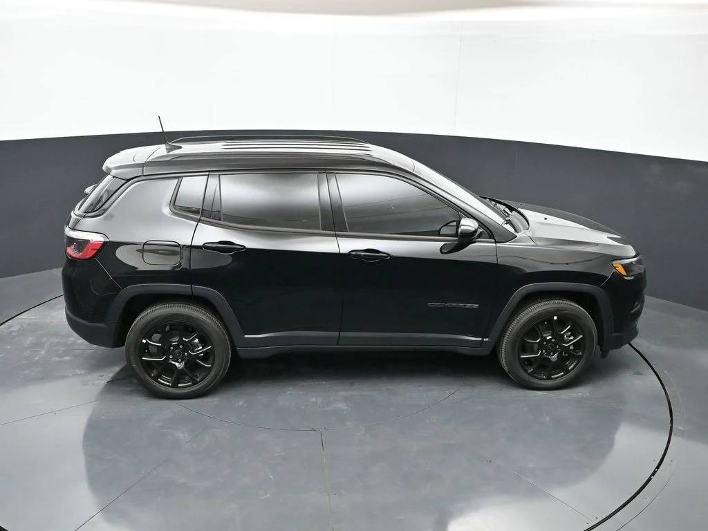New 2026 Diamond Black Crystal Pearl-Coat Exterior Paint Jeep Latitude image 35