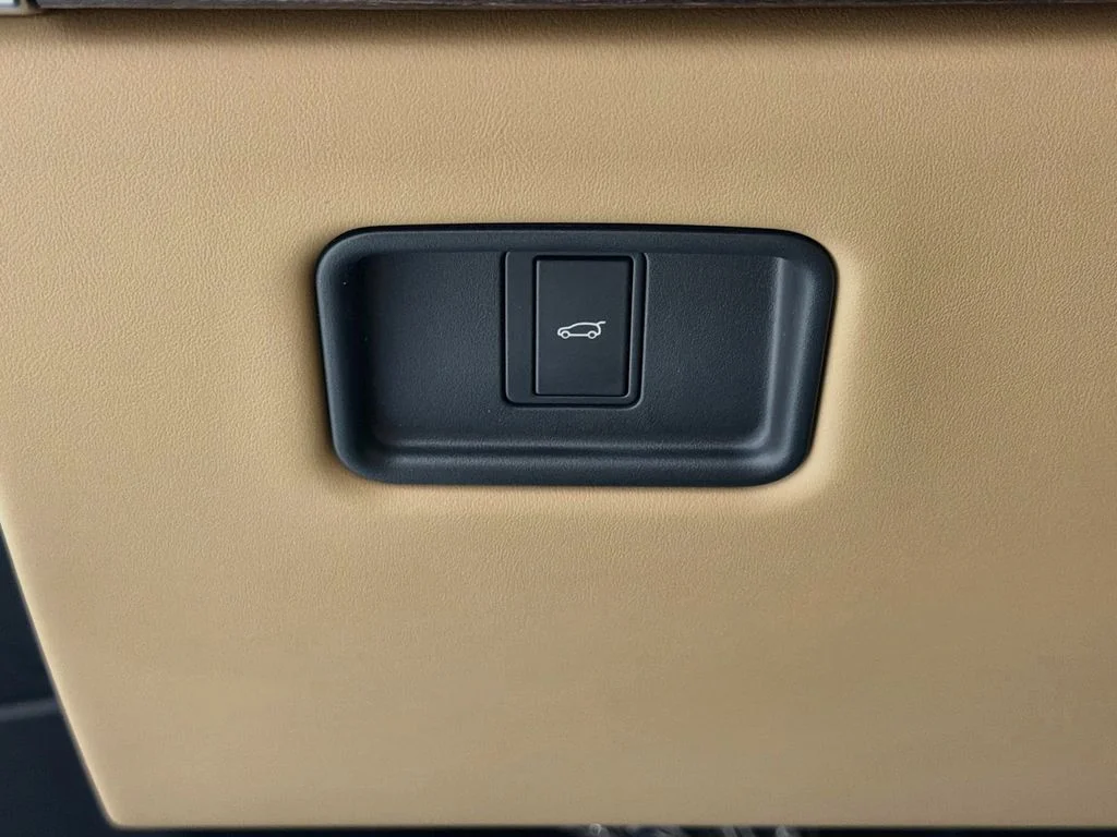 New 2026 Santorini Black Land Rover SE image 10