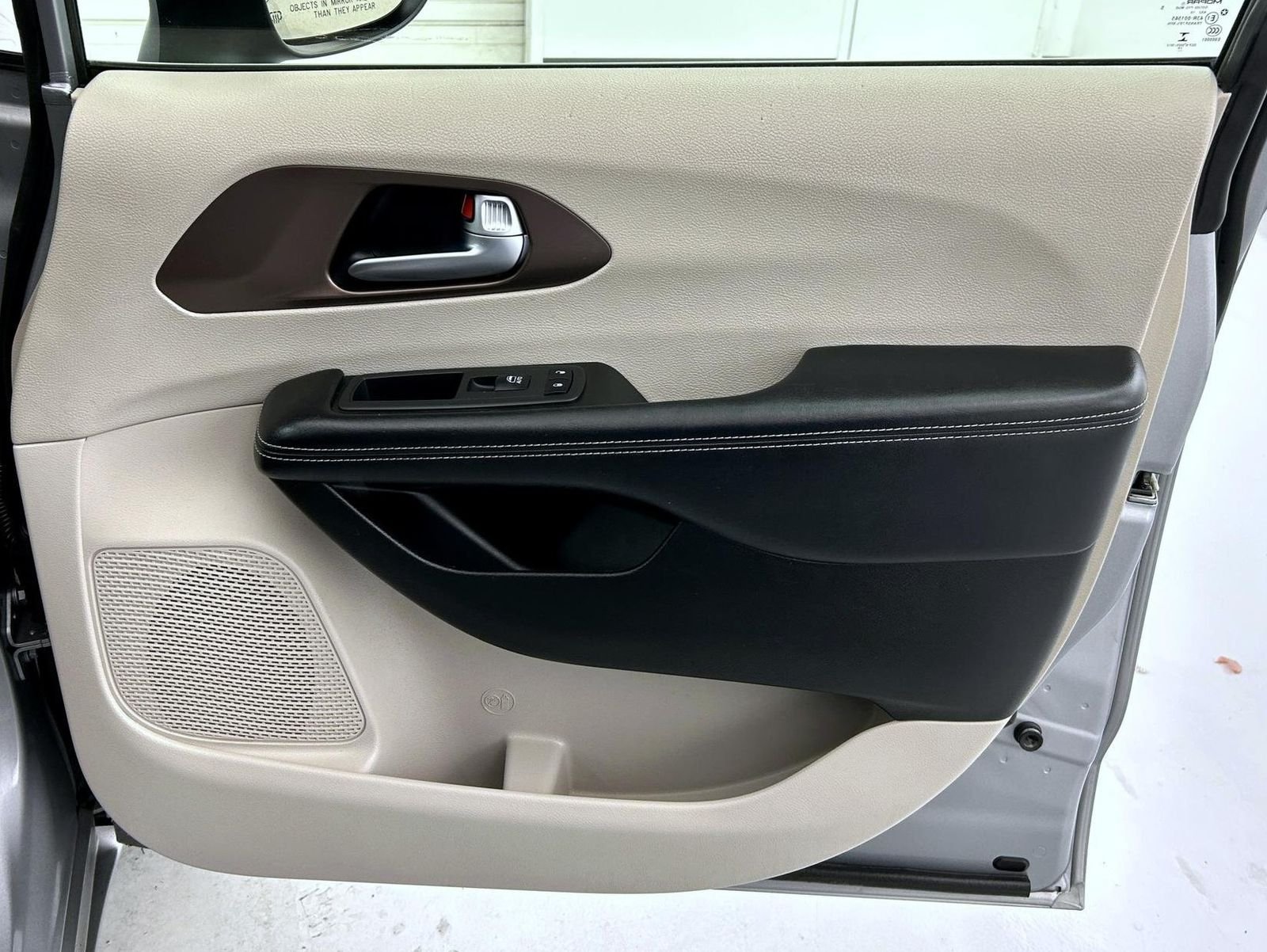 Used 2020 Silver Chrysler LXI image 16