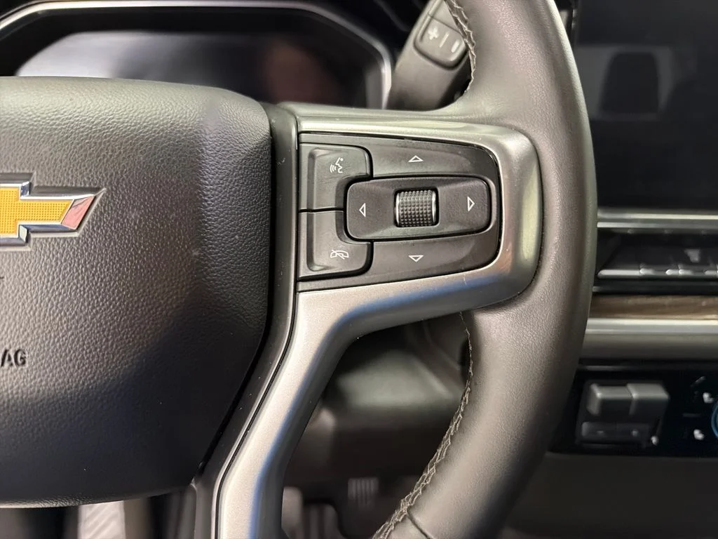 Used 2025 White Chevrolet LT image 21