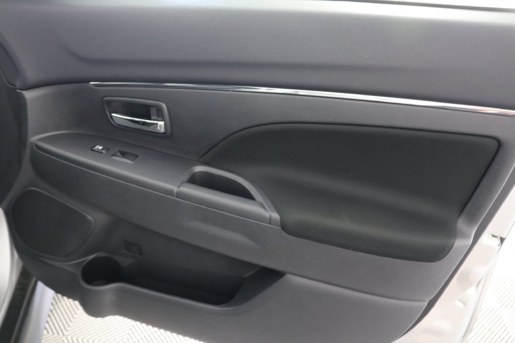 Used 2024  Mitsubishi 2.0 ES image 25