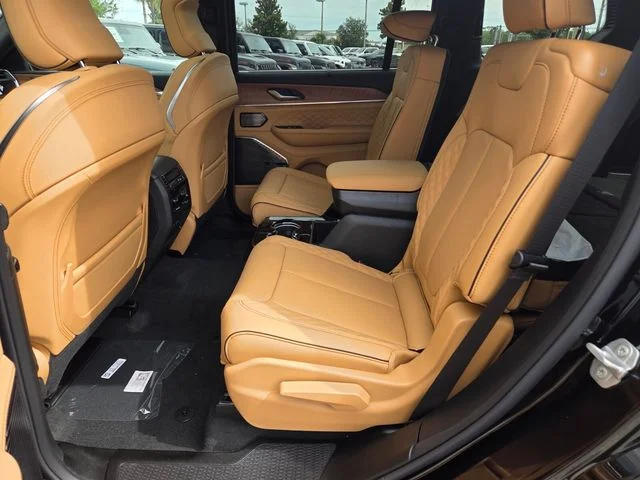 New 2026 Diamond Black Crystal Pearl-Coat Exterior Paint Jeep Summit image 6