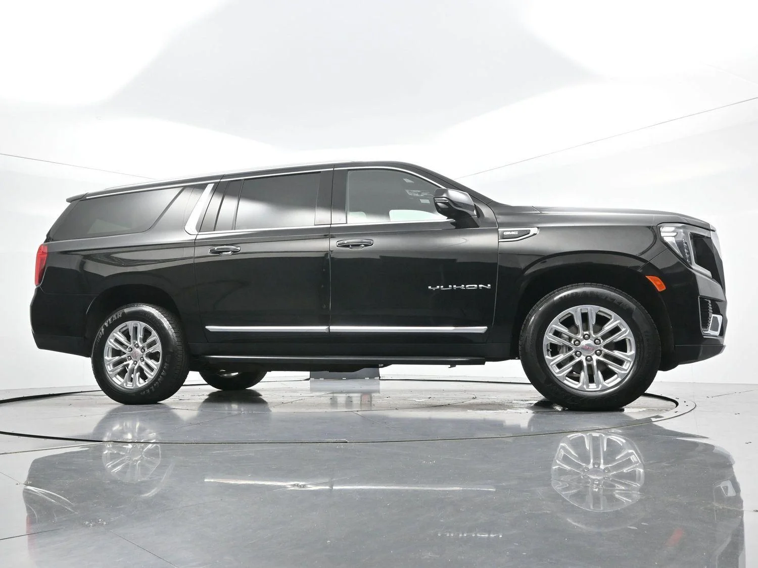 Used 2023 Onyx Black GMC SLT image 51