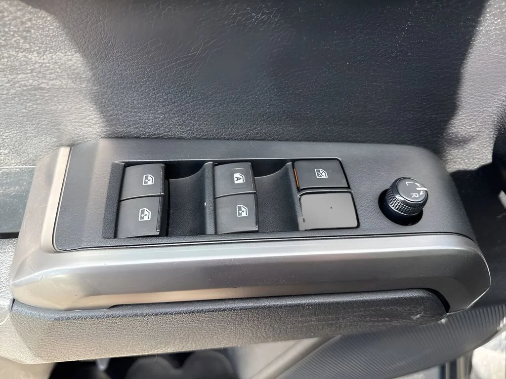 Used 2021  Toyota SR image 23