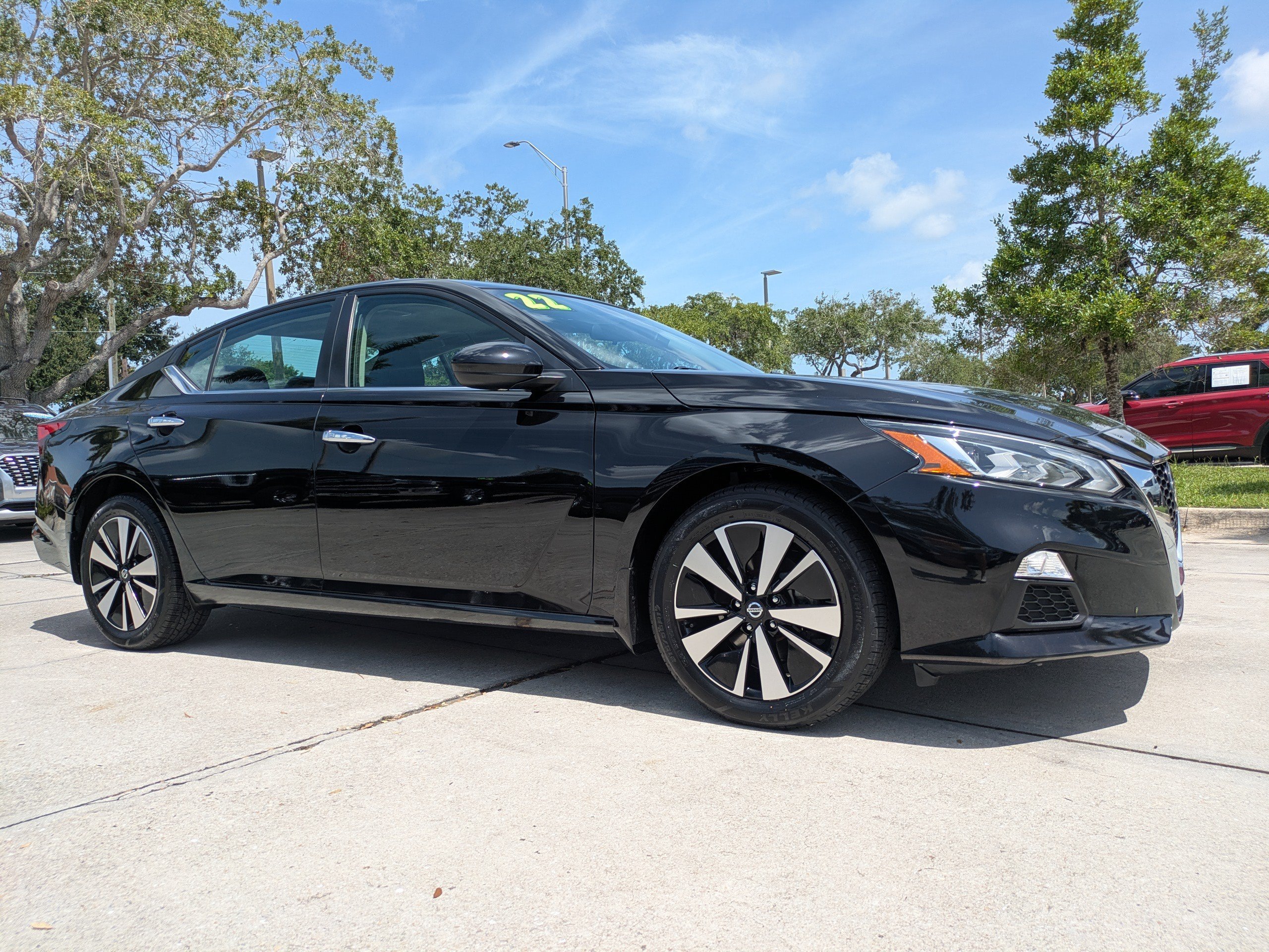 Used 2022 Super Black Nissan 2.5 SV image 2