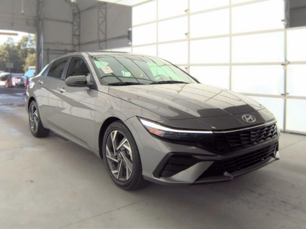 Used 2025 Silver Hyundai SEL Sport image 4